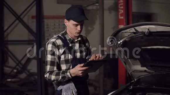 汽车服务技术人员使用数字平板电脑检查车辆内部汽车维修保养人的理念视频的预览图