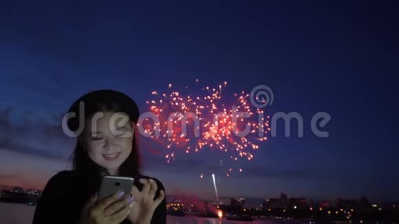 烟花和快乐女孩在堤岸用电话视频的预览图