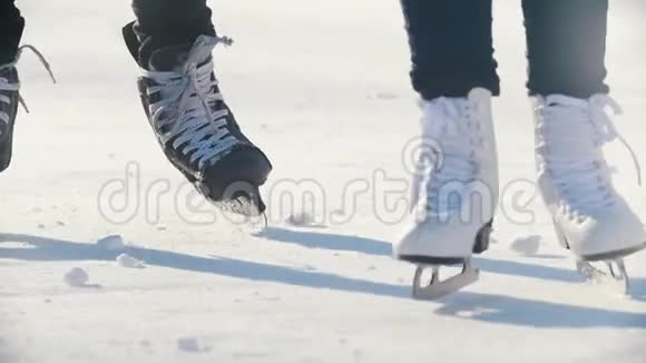 在溜冰场溜冰的花样滑冰女孩的腿特写视频的预览图