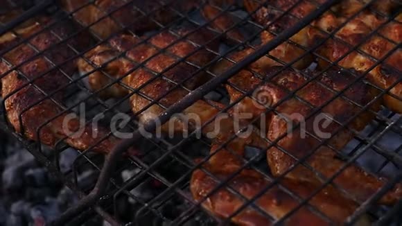 烧烤鸡肉鸡的翅膀在烤架上烤着慢动作视频的预览图