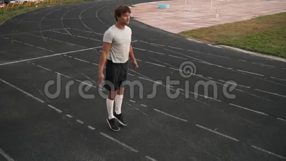 混合赛跑运动员在跑步或健身前热身跳杰克视频的预览图
