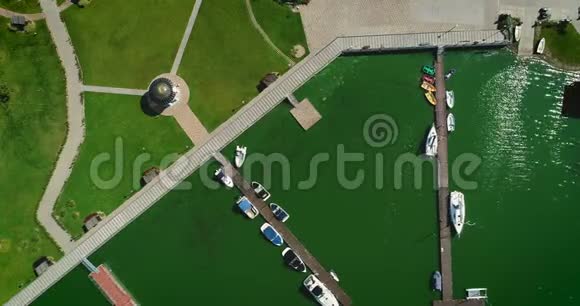 带白色游艇在绿色水中的滨海海景视频的预览图