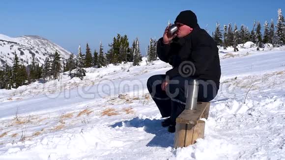 冬季滑雪场野餐天气晴朗特写视频的预览图