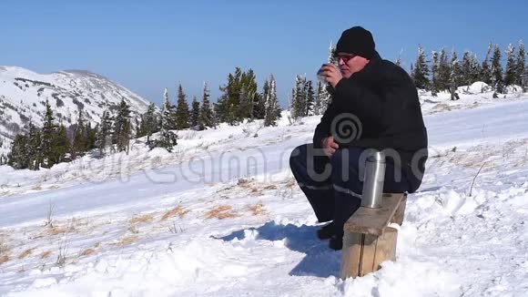 冬季滑雪场野餐天气晴朗特写视频的预览图