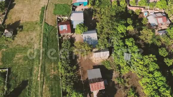 无人驾驶飞机观看亚洲农村房屋看到孩子们白色风筝在房屋上方飞行视频的预览图