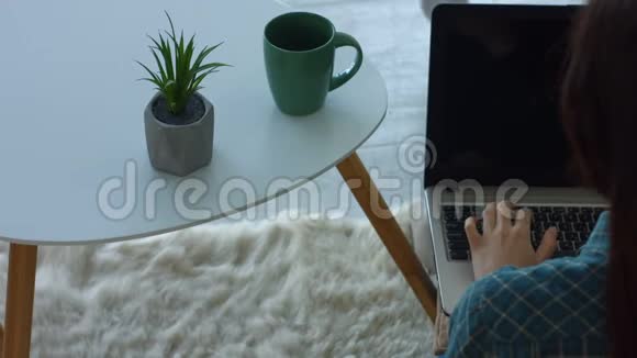 女性在家使用笔记本电脑的后视图视频的预览图