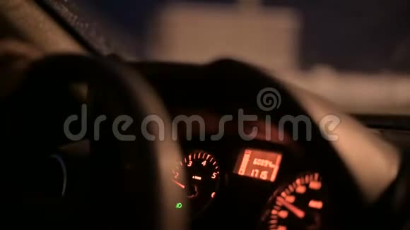 晚上一只握着方向盘的雌手在乡间小路上开着一辆车景深较浅视频的预览图