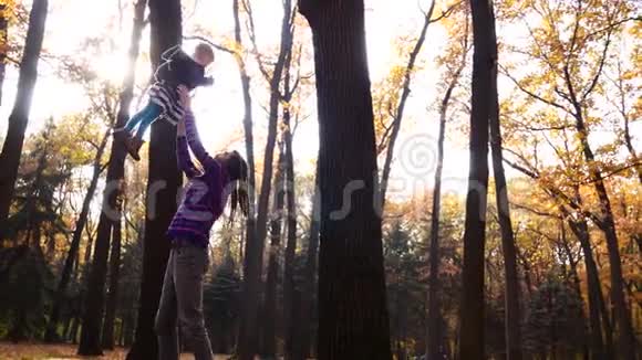 陷入困境的父亲和他的小女儿在秋天的森林里玩耍视频的预览图