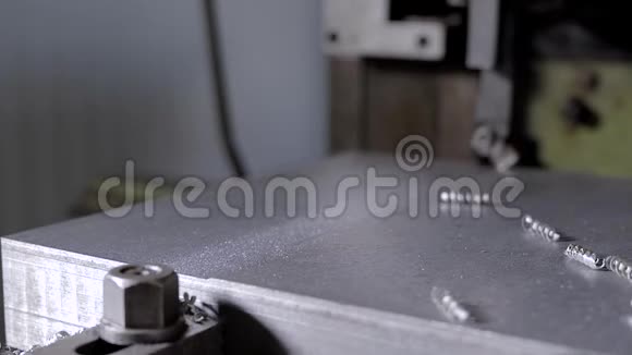 抛丸机加工金属板材及型材视频的预览图