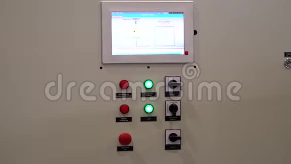 控制柜高压网络的继电保护和自动化手动按下控制器盒的按钮视频的预览图