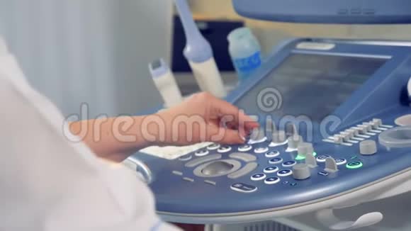 女医生手操纵超声波控制台医学超声波扫描视频的预览图