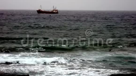 波浪与船在地平线上盘旋视频的预览图
