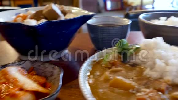 亚洲咖喱猪肉与其他菜肴视频的预览图