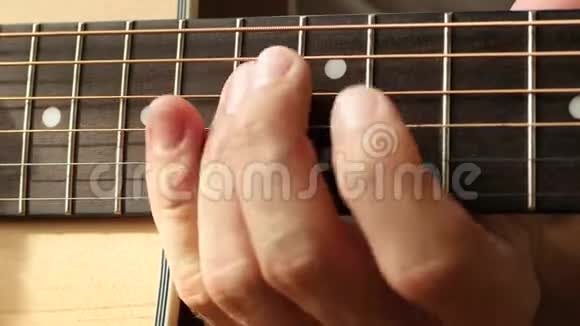 吉他弹拨板特写的音乐家手指视频的预览图