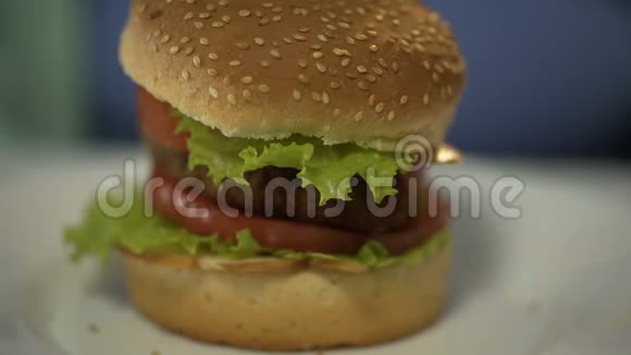 女青少年咬大汉堡快餐暴饮暴食问题双手特写视频的预览图