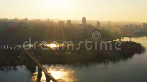 乌克兰Dnepr市天际线日落鸟瞰图视频的预览图