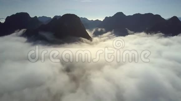 山峰上白云朵朵视频的预览图
