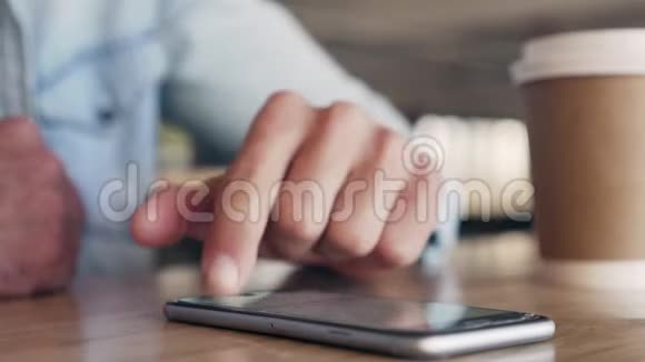 男子在桌上用手机打字视频的预览图