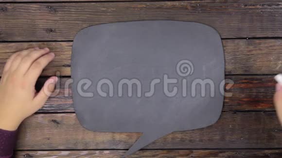 人类用粉笔在黑板上写下NEM这个词并把它写成一种思想视频的预览图