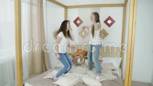 休闲无忧无虑的青少年生活方式朋友跳床视频的预览图
