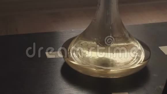 水在玻璃瓶中沸腾视频的预览图