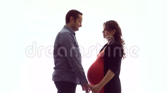 男人亲吻拥抱孕妇白色背景视频的预览图
