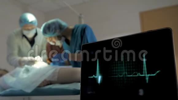 手术室病人心电图及饱和O2监测视频的预览图