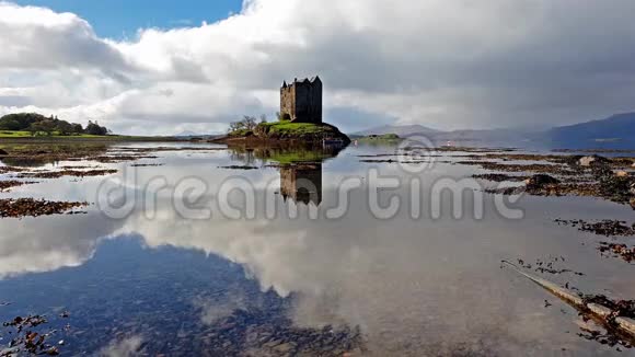 秋天的斯托克城堡水中倒影高地苏格兰视频的预览图