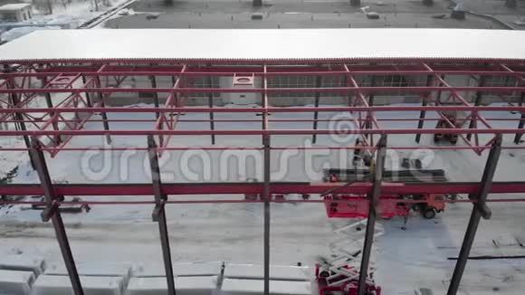 空中射击从空中射击在工人的框架内是建筑工人安装生产的屋顶视频的预览图