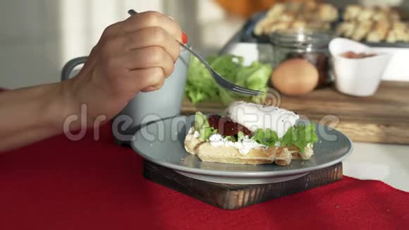 鸡蛋放在一块面包上盘子上放着绿生菜叶旋转关闭早餐概念视频的预览图