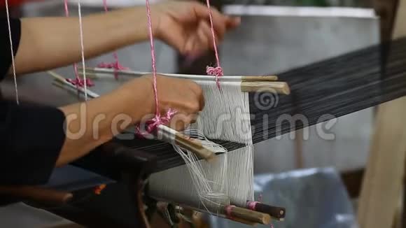 手工丝绸和棉花视频的预览图