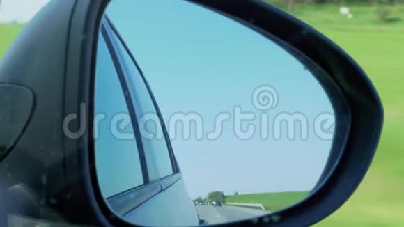汽车行驶过程中右侧后视镜视频的预览图