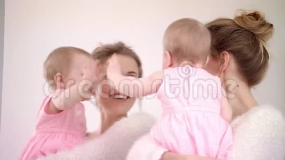 妈妈带着婴儿照镜子可爱的孩子玩镜子视频的预览图