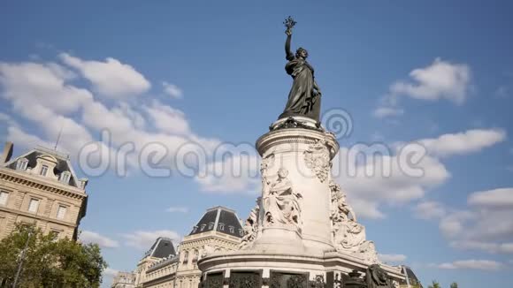 巴黎著名的公共场所的雕像的时间流逝视频的预览图