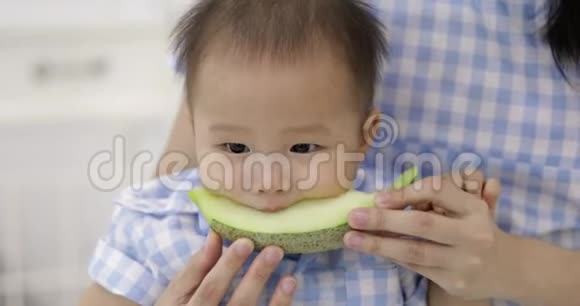 小亚洲男孩和妈妈一起吃瓜果照顾视频的预览图