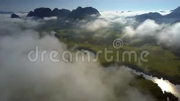 河流蜿蜒穿过山谷在多雾的高地之间视频的预览图