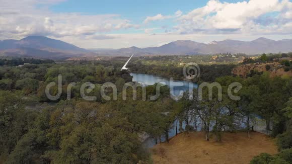 鸟瞰萨克拉门托河从山顶红顶加州牛丘山视频的预览图