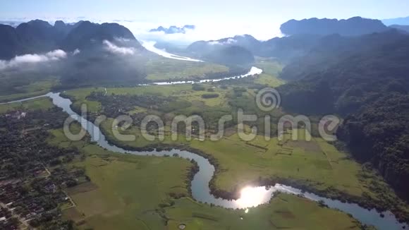 无边无际的高原乡村风光和阳光在河中映照视频的预览图
