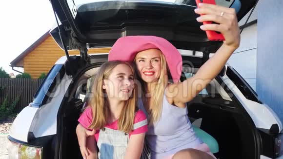 一个带着妈妈的女儿坐在车后面自拍视频的预览图
