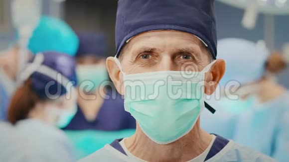 手术室成熟外科医生画像视频的预览图