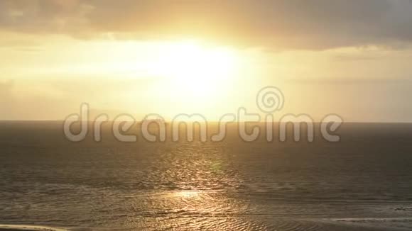 日落时分在雨中海上的客船经过科萨梅视频的预览图