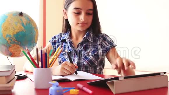 少女在平板电脑上做作业视频的预览图