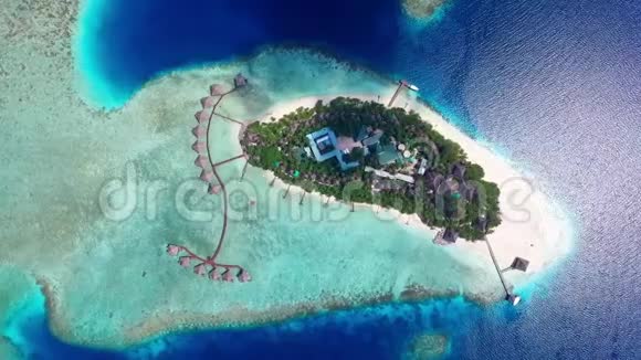 马尔代夫群岛豪华的水上别墅度假胜地的鸟瞰图视频的预览图