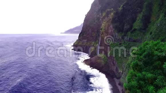 新娘从马德拉岛的岩石上的瀑布面纱海豹突击队视频的预览图