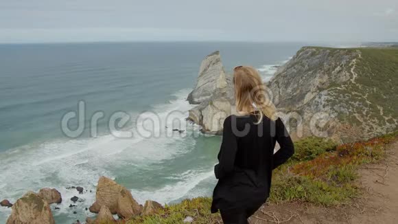 在葡萄牙大西洋的卡波道罗卡的年轻旅行者视频的预览图