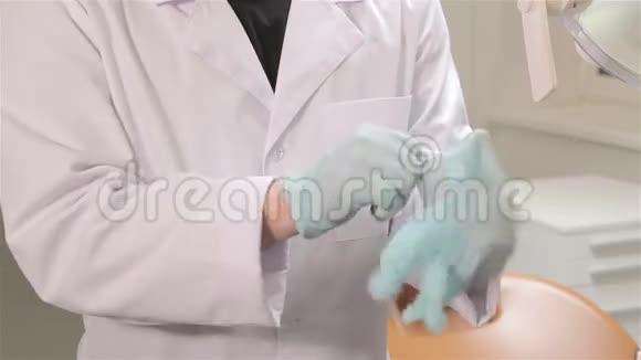 牙医戴上手套视频的预览图