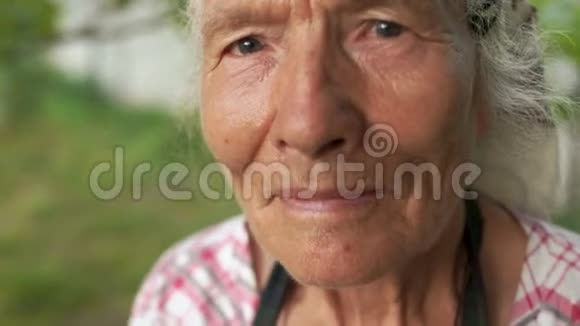 一个很老的女人头上戴着头巾的肖像她的嘴唇说了一句话低声说视频的预览图