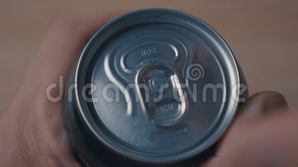关闭打开的铝啤酒罐与声音视频的预览图
