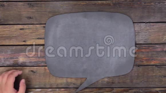 人类用粉笔在黑板上写下开始这个词并将其作为一种思想视频的预览图