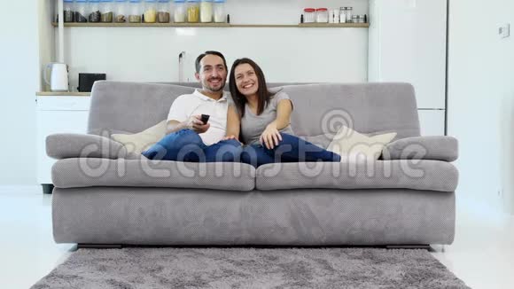 一个男人和他的妻子看电视视频的预览图
